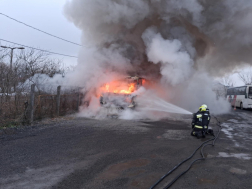 lángoló busz oltása