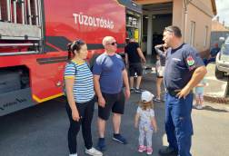 Nyitott szertárkapuk
